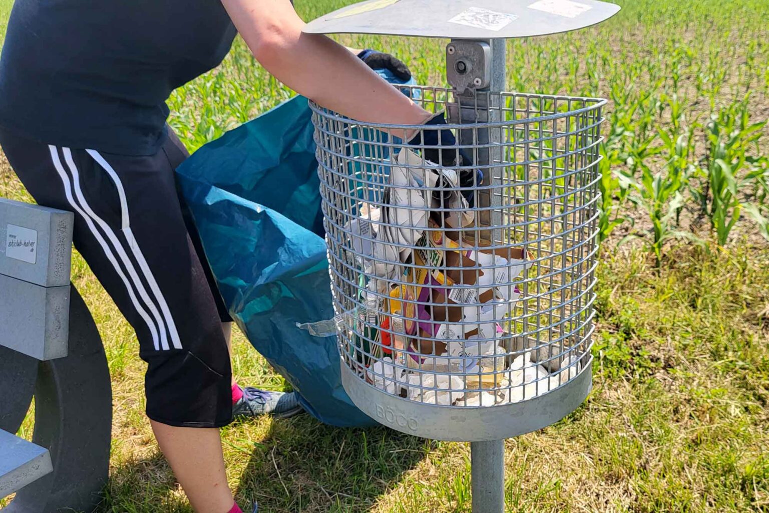Im Sommer öfter als im Winter: Mülleimer leeren an den Wanderbänken, deren Müllpate ich bin