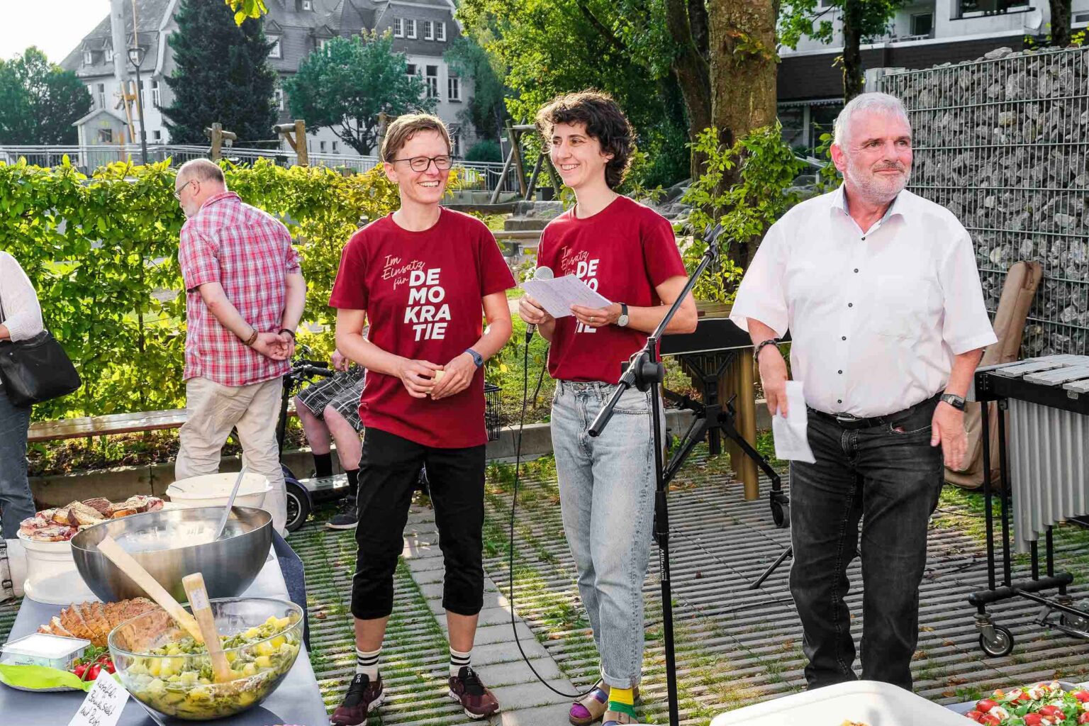 Sina und Jana halten die Eröffnungsrede beim Dinner für Demokratie