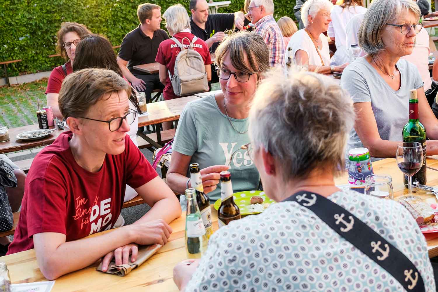 Das Dinner für Demokratie bot Gelegenheit für Gespräche mit vielen Halveraner*innen.