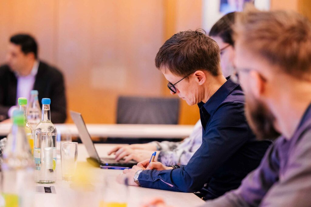 Sina Löschke macht sich Notizen zum Gespräch mit Özgür Gökce und Fabian Ferber.