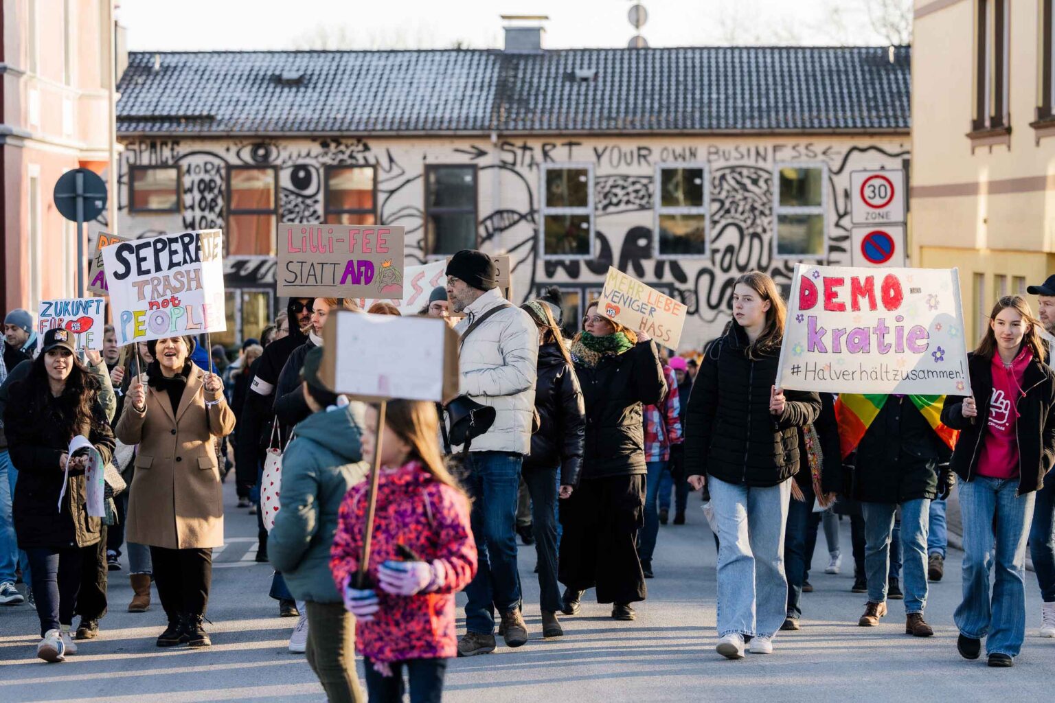 Rund 400 Menschen kamen im Februar 2025 zur Demo für gesellschaftlichen Zusammenhalt in Halver