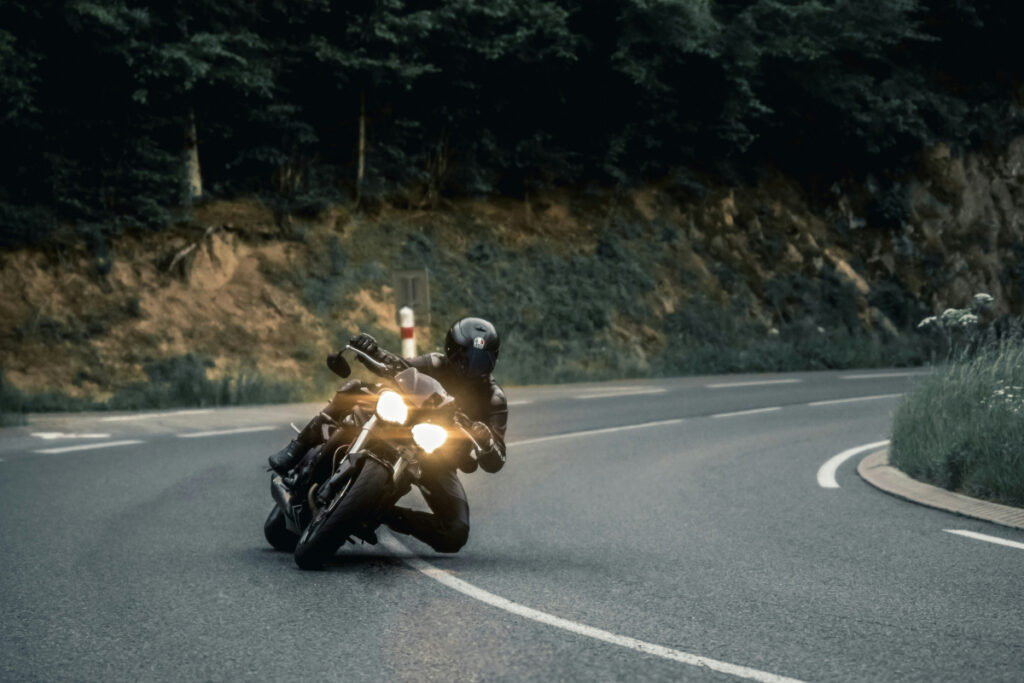 Ein Motorrad in Kurvenlage